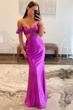 Vestido ajustado de sirena con aberturas y mangas onduladas en color violeta