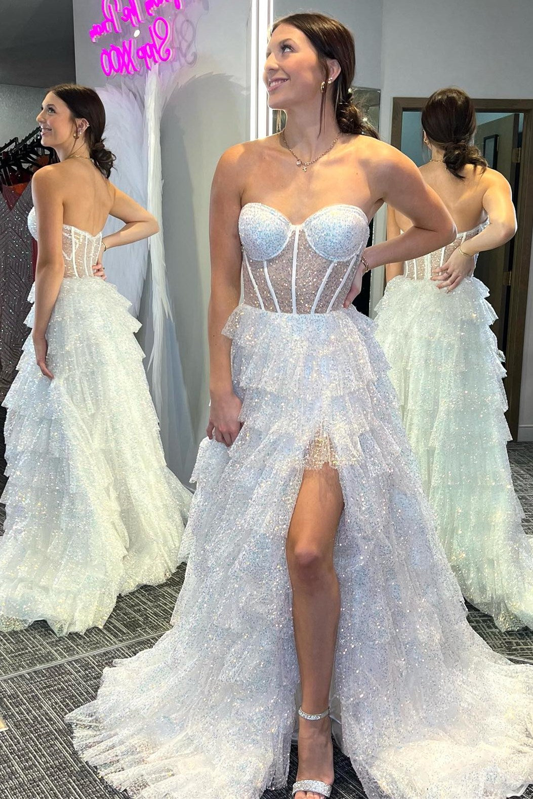 Eleanor | Langes Ballkleid mit Stufen, Korsett und Rüschen aus Glitzertüll und Schlitz