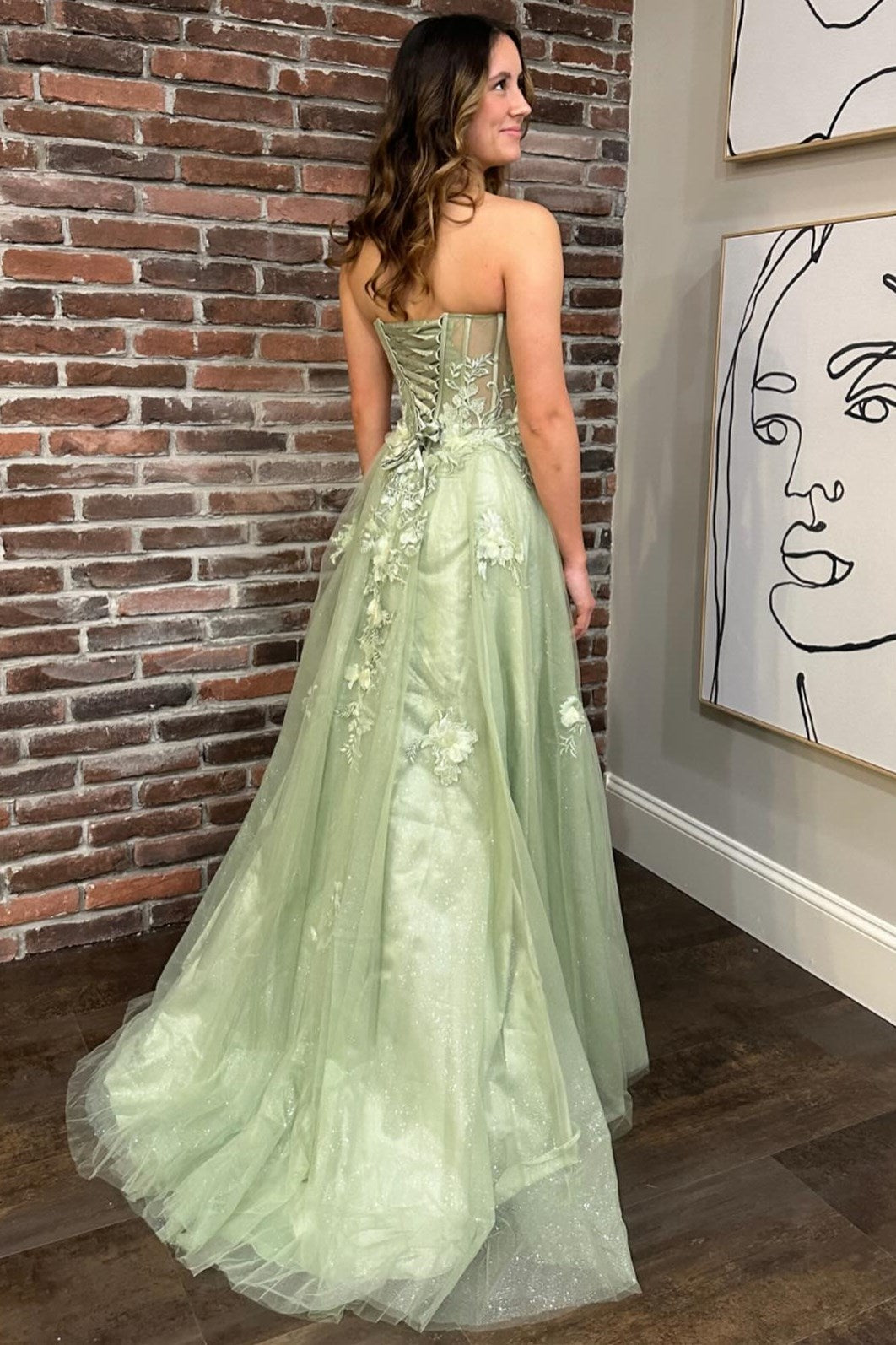 Salbeigrünes, langes Ballkleid mit Herzausschnitt und Schnürung und 3D-Blumenspitze