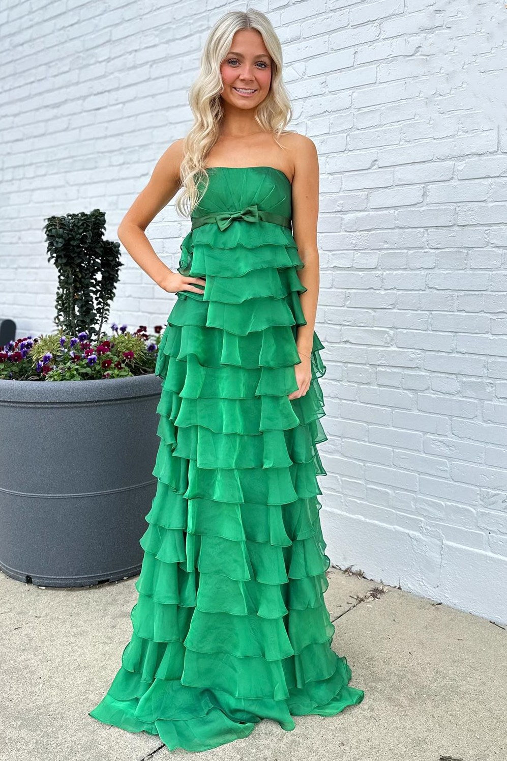 Vestido de fiesta largo sin tirantes, de cintura alta, con volantes y lazo
