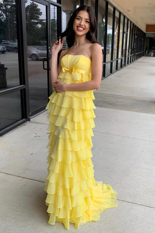 Trägerloses, langes Ballkleid mit hoher Taille, Rüschen und Schleife