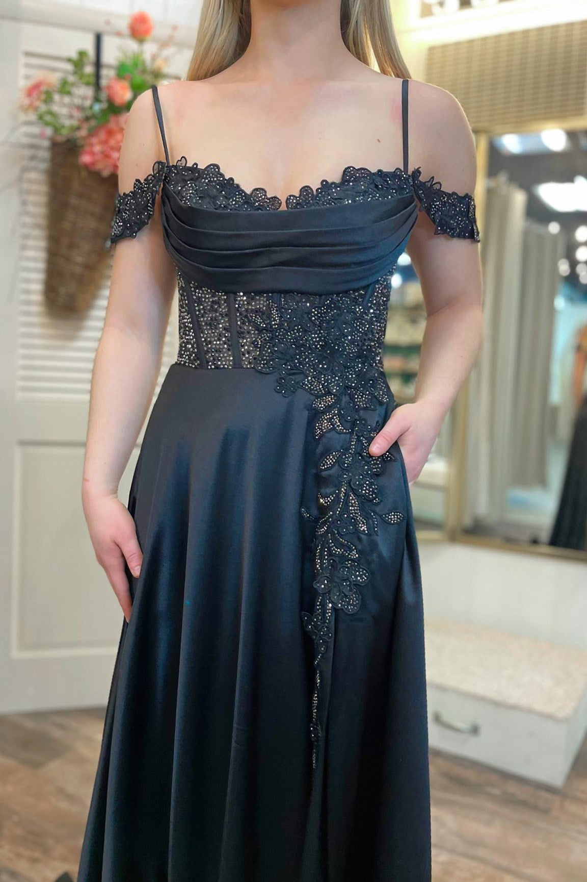 Abendkleid in A-Linie mit perlenbesetzten Schultern und Schlitz