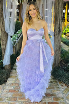 Vestido largo lavanda con volantes, cinturón y lazo en forma de corazón