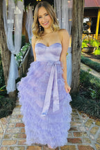 Vestido largo lavanda con volantes, cinturón y lazo en forma de corazón