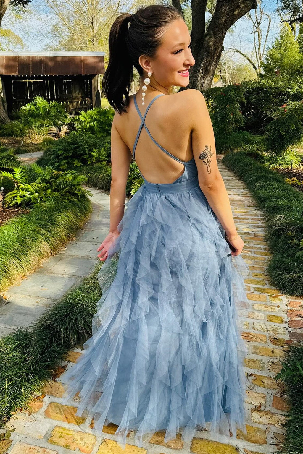 Vestido largo con escote en V y volantes cruzados en azul ahumado