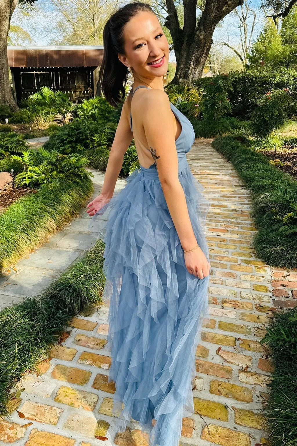 Vestido largo con escote en V y volantes cruzados en azul ahumado