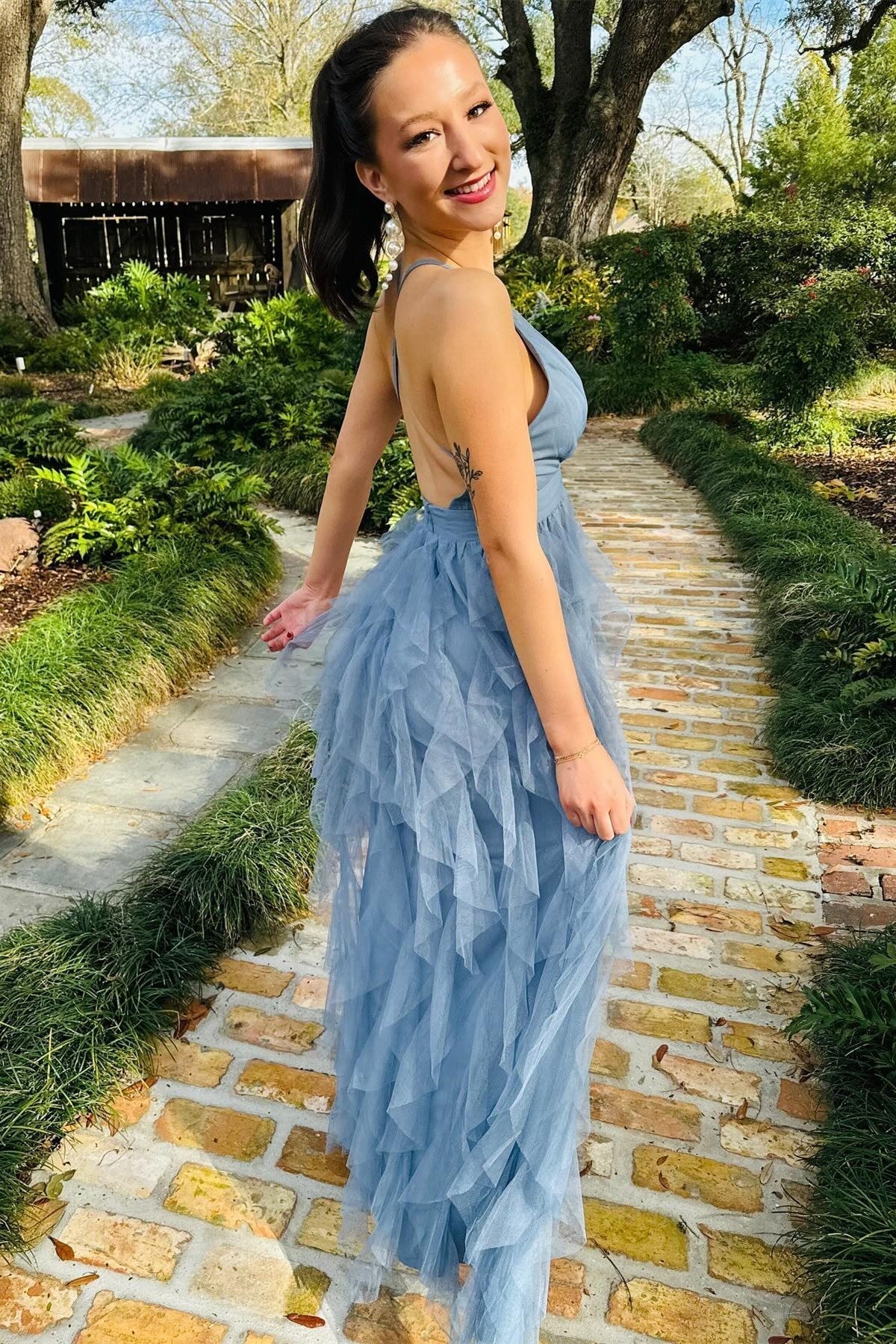 Vestido largo con escote en V y volantes cruzados en azul ahumado