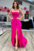 Vestido largo fruncido sin tirantes con cola incorporada