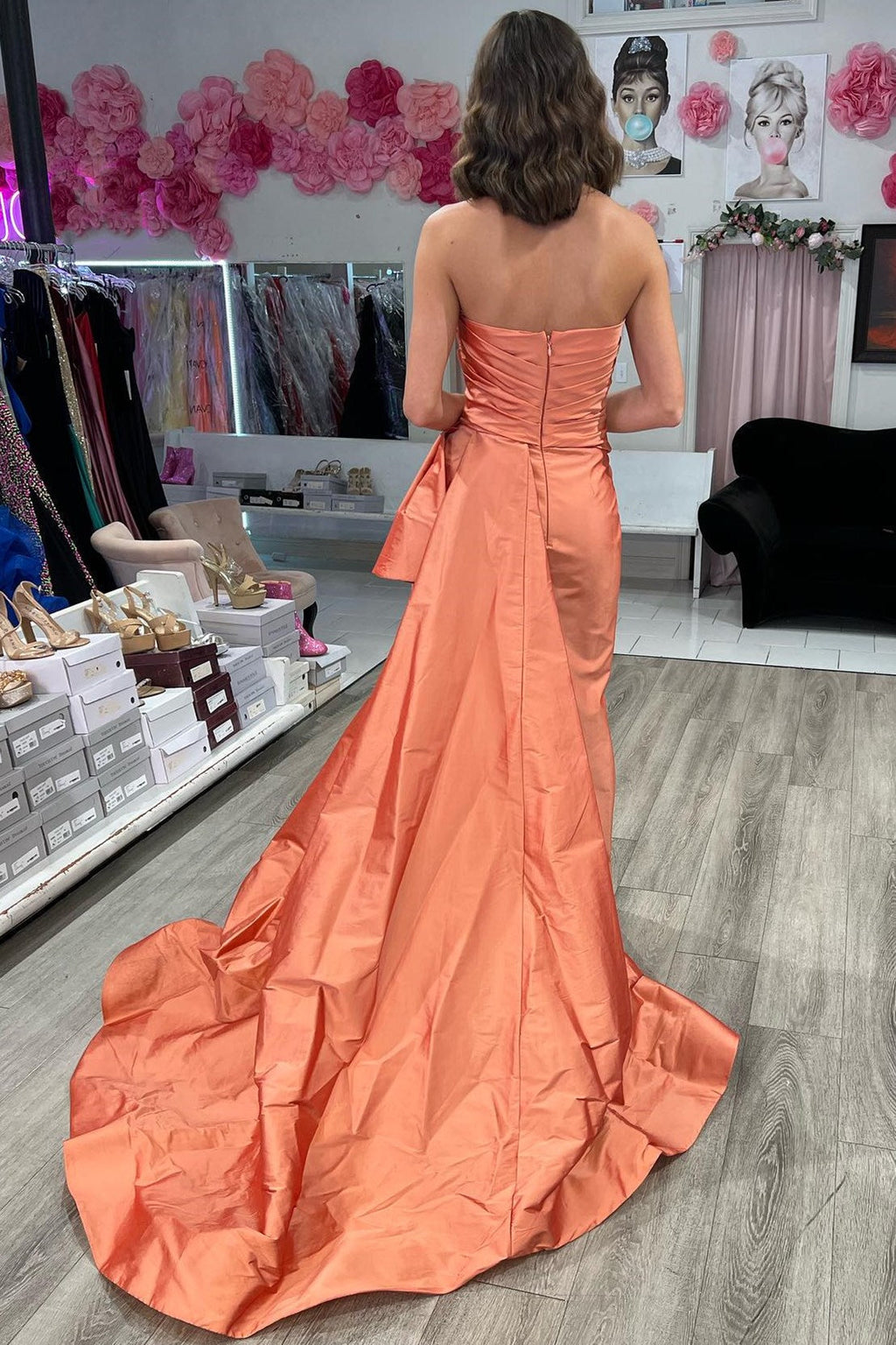 Vestido largo fruncido sin tirantes con cola incorporada