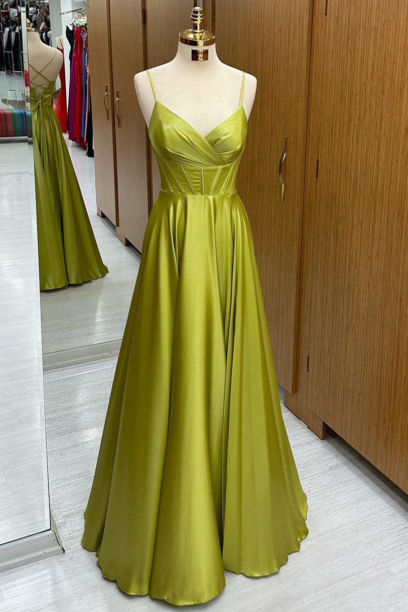 Vestido formal largo de corte A con corsé y cordones color verde oliva