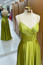 Vestido formal largo de corte A con corsé y cordones color verde oliva