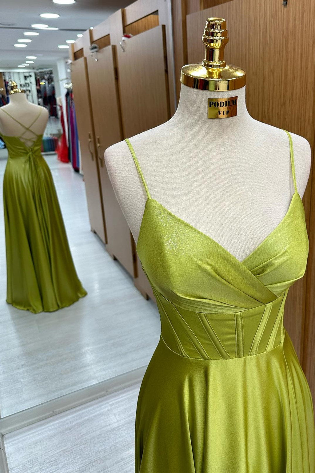 Vestido formal largo de corte A con corsé y cordones color verde oliva