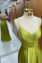 Vestido formal largo de corte A con corsé y cordones color verde oliva