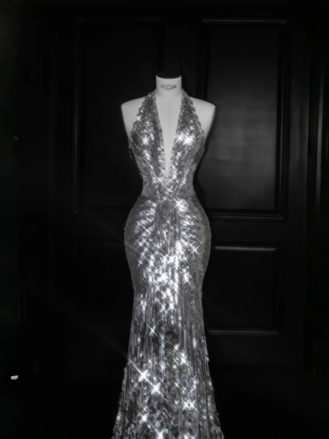 Funkelndes silbernes tiefes V-Ausschnitt Neckholder Pailletten Perlen rückenfreies Abendkleid Meerjungfrau Ballkleid Y8687