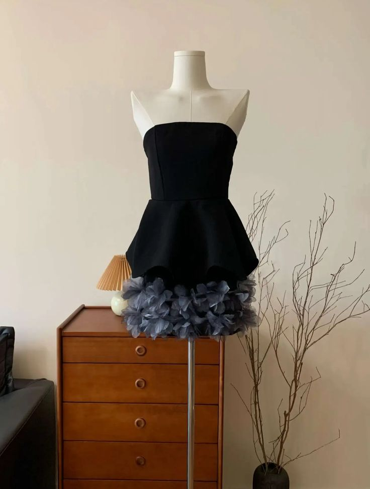Schwarzes trägerloses Tüll-Cocktailkleid mit 3D-Blumenmuster, trägerloses Homecoming-Kleid Y8105