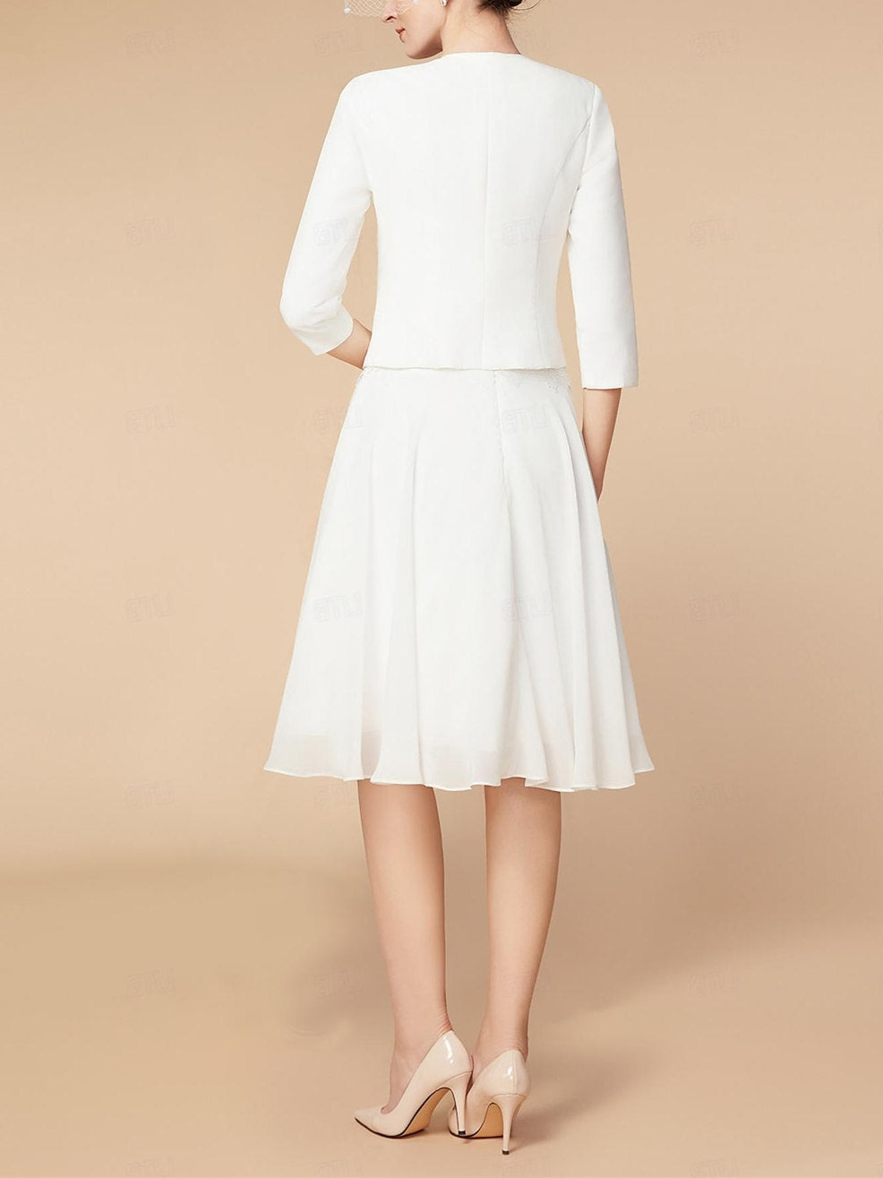 Vestidos de madre de la novia con corte A/princesa, mangas 3/4 y largo hasta la rodilla con chal