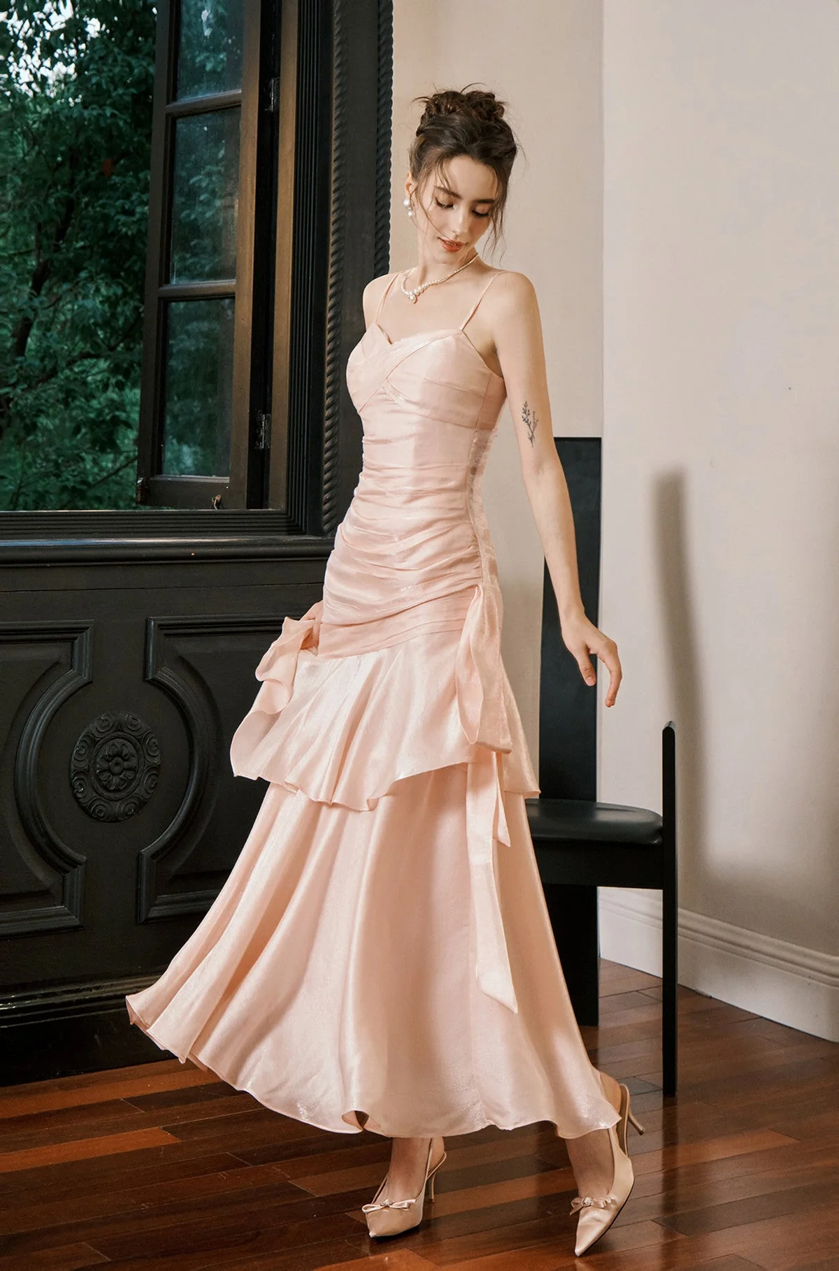 Vestido de noche largo de satén con escote corazón y tirantes finos en color rosa Y8092