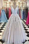 V-Ausschnitt Spitze Langes Brautkleid, Tüll Ballkleid Ballkleid mit Applikationen, MW396