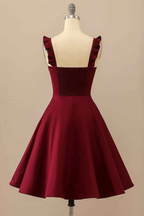 Burgunderrotes A-Linien-Mini-Heimkehrkleid aus Satin mit Rüschenträgern Y2176