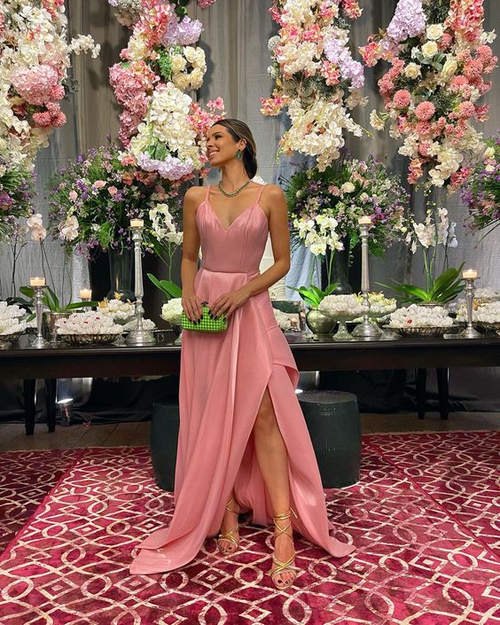 Vestido de noche de satén rosa con tirantes finos y corte en A Y4728