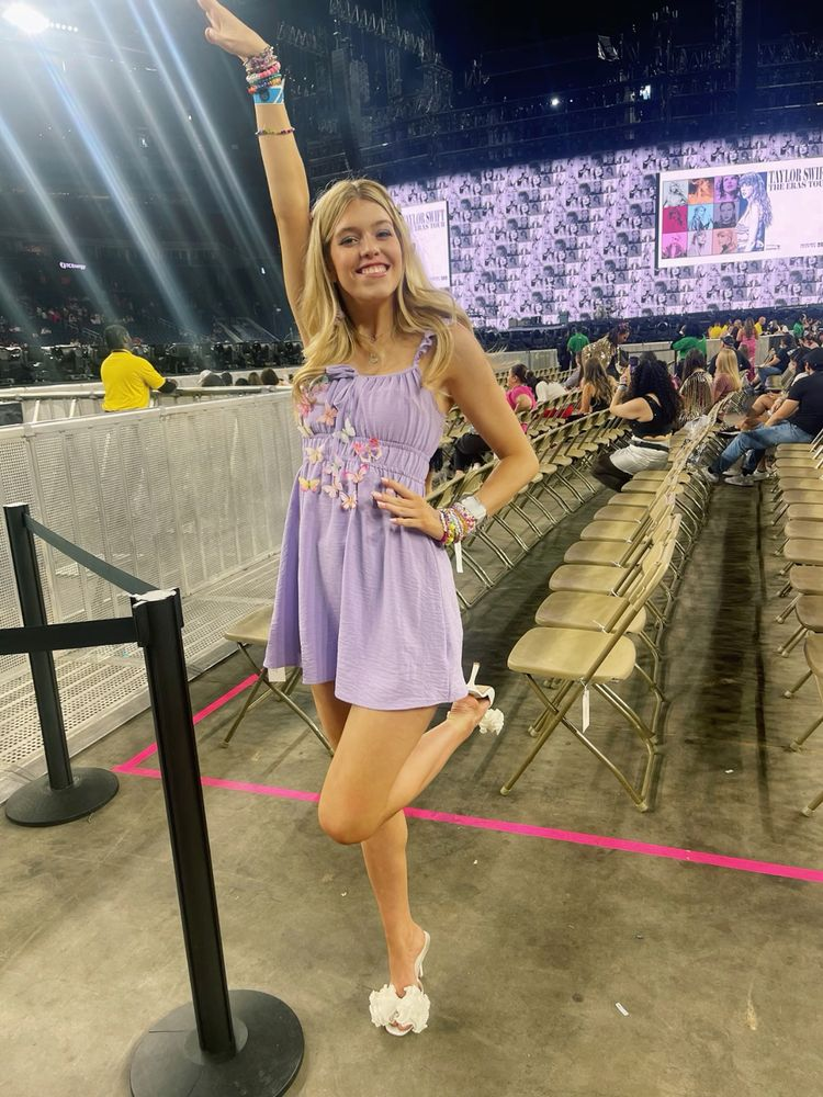 Precioso vestido de fiesta lila con corte en A y mariposas Y2474