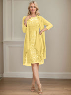 Vestido de madre de la novia de gasa con encaje, escote redondo, ilusión, largo hasta la rodilla, con volantes en cascada y lentejuelas