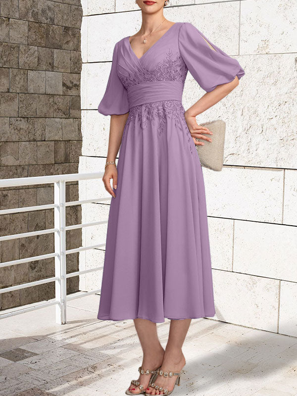 Vestido de madre de la novia de gasa con encaje, escote en V y largo hasta la rodilla con pliegues