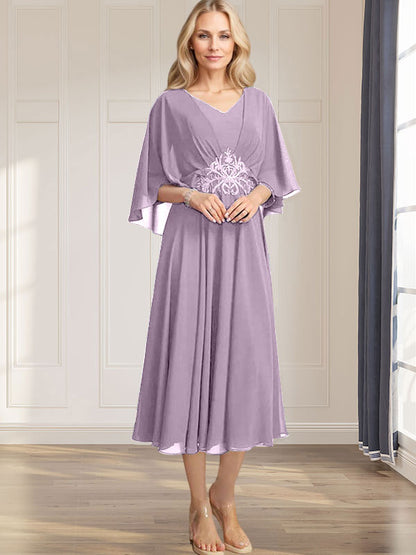 A-Linie V-Ausschnitt Wadenlanges Chiffonkleid für die Brautmutter mit plissierten Paillettenapplikationen Spitzenbesatz 