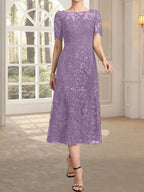 Vestido de madre de la novia de encaje con lentejuelas, corte A, escote ilusión y largo hasta la rodilla