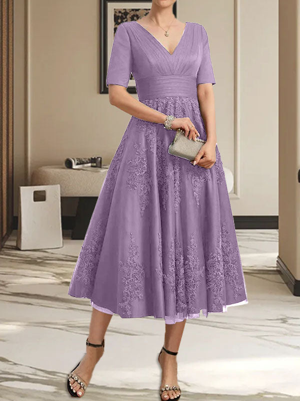 Vestido de madre de la novia de tul con encaje, escote en V y corte A hasta la rodilla con pliegues