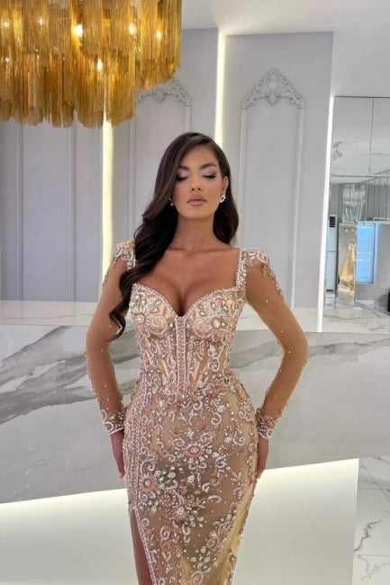 Vestidos de fiesta de sirena color champán con abertura frontal, tirantes finos y cuentas