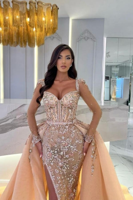 Vestidos de fiesta de sirena color champán con abertura frontal, tirantes finos y cuentas