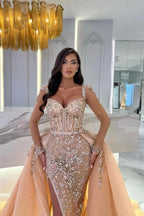 Vestidos de fiesta de sirena color champán con abertura frontal, tirantes finos y cuentas