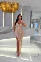 Vestidos de fiesta de sirena color champán con abertura frontal, tirantes finos y cuentas