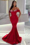 Vestido de fiesta de sirena con tirantes finos en color rojo, escote corazón, hombros descubiertos, largo hasta el suelo y volantes.