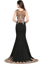 Vestido de noche negro sin mangas con cola de sirena y apliques