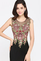 Vestido de noche negro sin mangas con cola de sirena y apliques