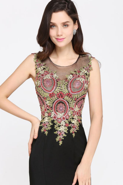 Vestido de noche negro sin mangas con cola de sirena y apliques