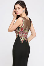 Vestido de noche negro sin mangas con cola de sirena y apliques