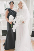 Vestido de dama de honor negro de corte sirena con un solo hombro y lazo BD125