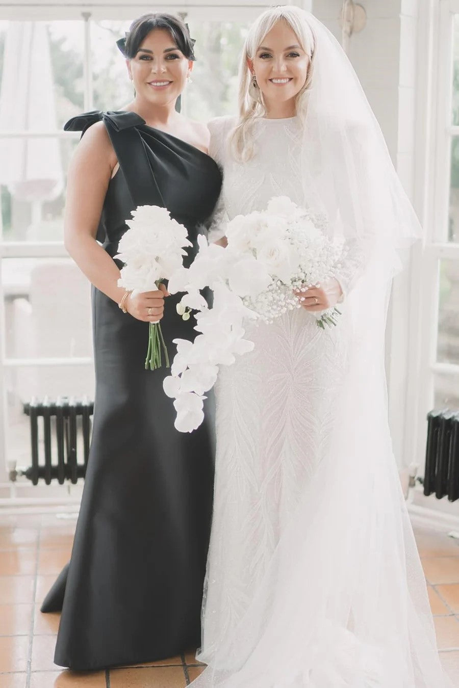 Vestido de dama de honor negro de corte sirena con un solo hombro y lazo BD125