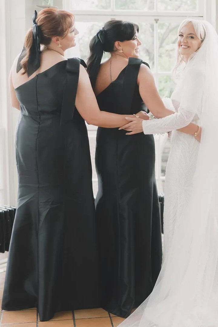 Vestido de dama de honor negro de corte sirena con un solo hombro y lazo BD125