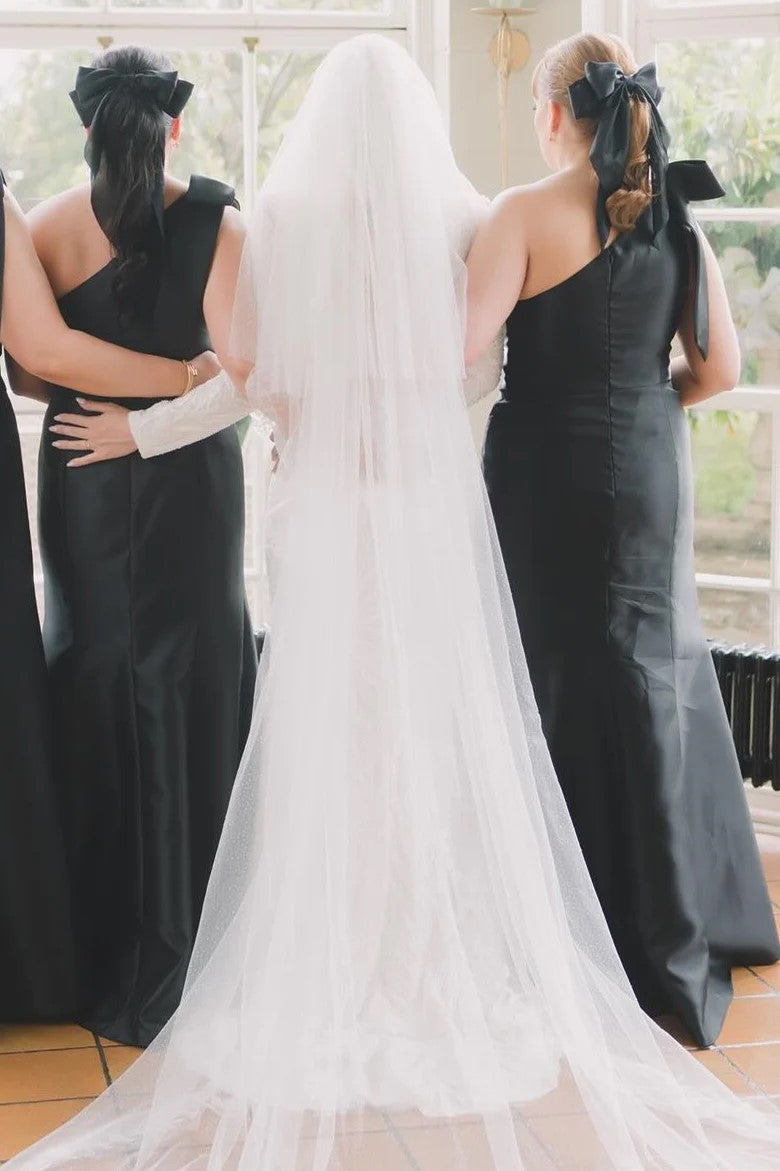 Vestido de dama de honor negro de corte sirena con un solo hombro y lazo BD125