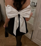 Elegante vestido de fiesta de satén negro sin tirantes, corte A y lazo Y8508