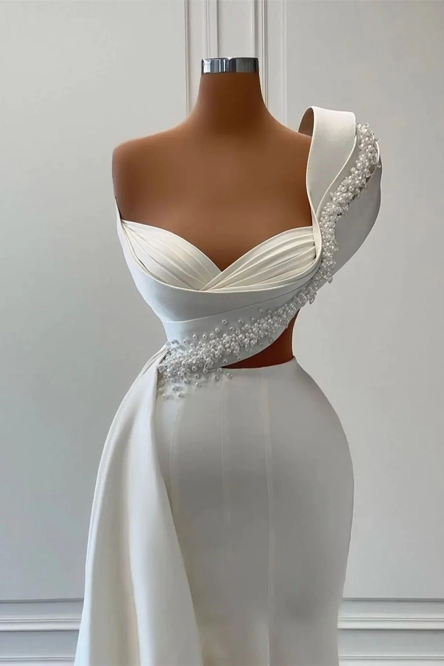 Fabuloso vestido de novia de un solo hombro, escote corazón, sin mangas y con cuentas Y1761