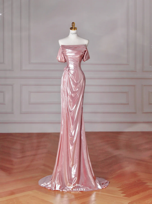 Hermoso vestido de noche largo de satén con hombros descubiertos y corte sirena en rosa Y8630
