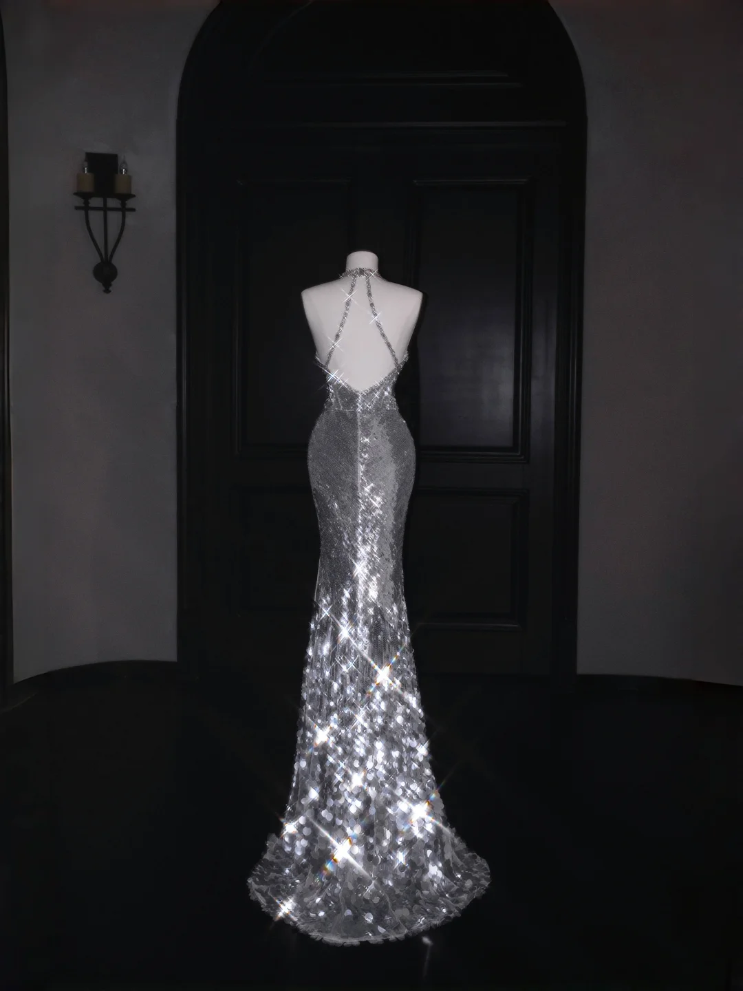 Funkelndes silbernes tiefes V-Ausschnitt Neckholder Pailletten Perlen rückenfreies Abendkleid Meerjungfrau Ballkleid Y8687