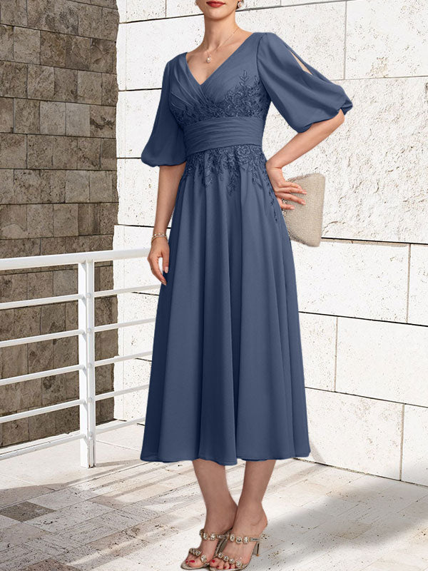 Vestido de madre de la novia de gasa con encaje, escote en V y largo hasta la rodilla con pliegues