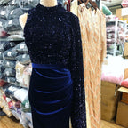Im Angebot, keine Rückgabe, keine Rückerstattung. Marineblaues, sexy Abendkleid im Meerjungfrauen-Stil aus Satin 2025 mit Pailletten, einer Schulter und Fledermausärmeln, Abendkleid LA70347 