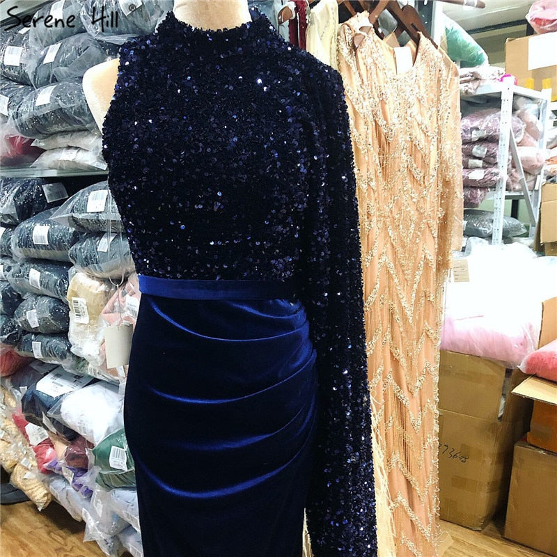 Im Angebot, keine Rückgabe, keine Rückerstattung. Marineblaues, sexy Abendkleid im Meerjungfrauen-Stil aus Satin 2025 mit Pailletten, einer Schulter und Fledermausärmeln, Abendkleid LA70347 